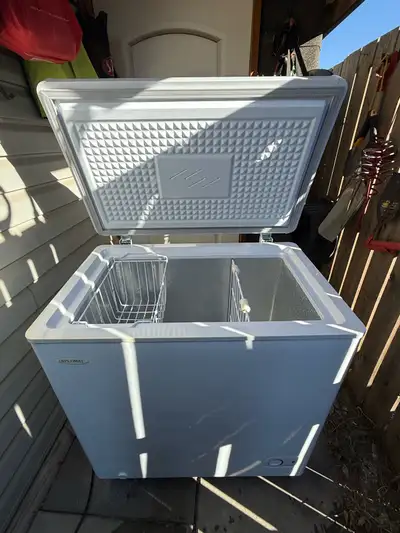 Keep your frozen goods in tip-top shape with this Diplomat chest freezer! In used, but good conditio...