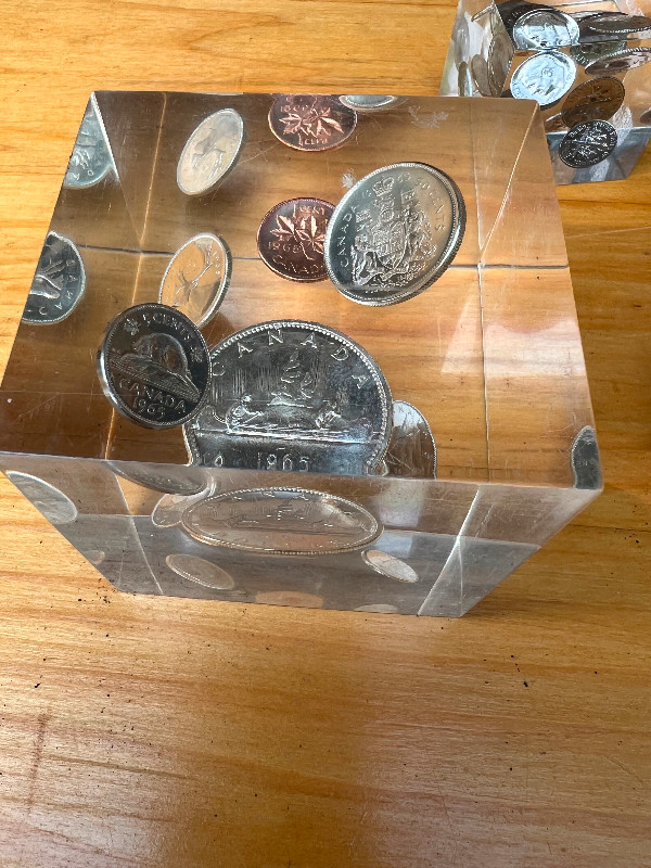 8 OLDER ACRYLIC COIN ENCASED SQUARES PEN HOLDERS in Arts & Collectibles in Mississauga / Peel Region - Image 3