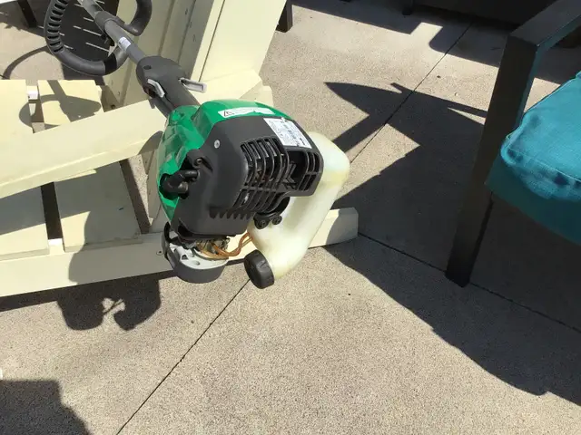 Used Weedeater Gas Powered Lawn Trimmer/Edger in Outdoor Tools & Storage in Windsor Region - Image 6