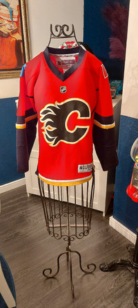 Calgary Flames youth jersey small/medium 