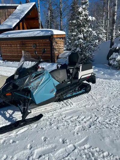 2023 Transporter lite 2-up seat, 400 2-stroke, 940 km, 146 x 1.6” track, tall windshield and mirrors...