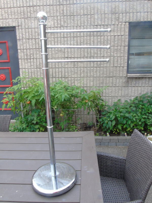 free standing stainless still towel stand and tissue holder in Bathwares in Cambridge - Image 2