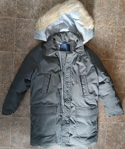 Size Medium Extremely warm Body is 70% down, 30% waterfowl feathers Removable hood; trim appears to...