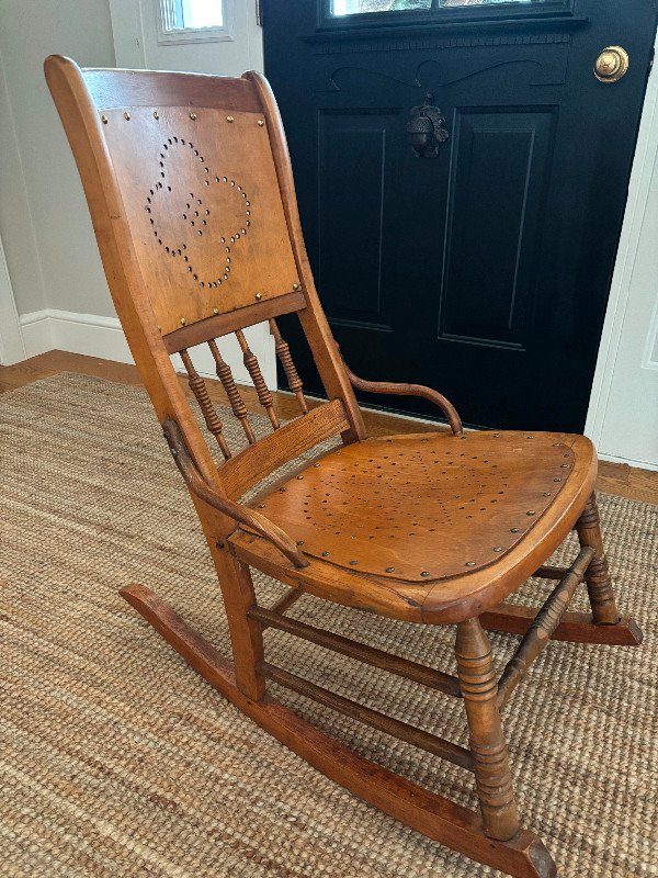 Antique rocking chair in Arts & Collectibles in Kingston