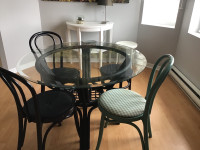 Table en rotin avec 3 chaises et un tabouret