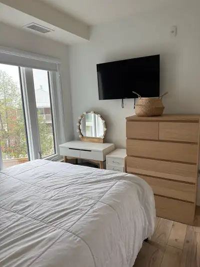 I'm selling a used Samsung 40” Smart TV in good condition. It's perfect for streaming your favourite...