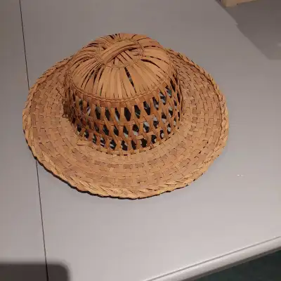 très propre et en parfait état il est neuf. servait de décoration sur un mur. prix non négociable.