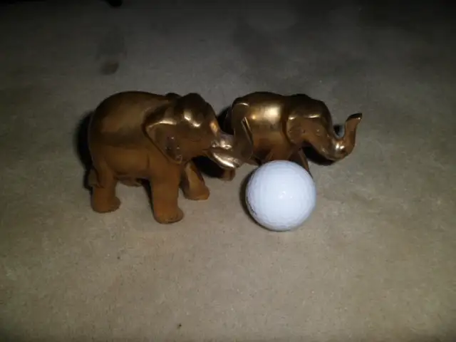 TWO BRASS ELEPHANTS in Home Décor & Accents in Lethbridge - Image 4