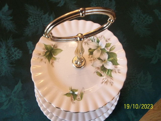 Royal Albert Trillium 3 Tier Serving Dish in Kitchen & Dining Wares in Oshawa / Durham Region - Image 3