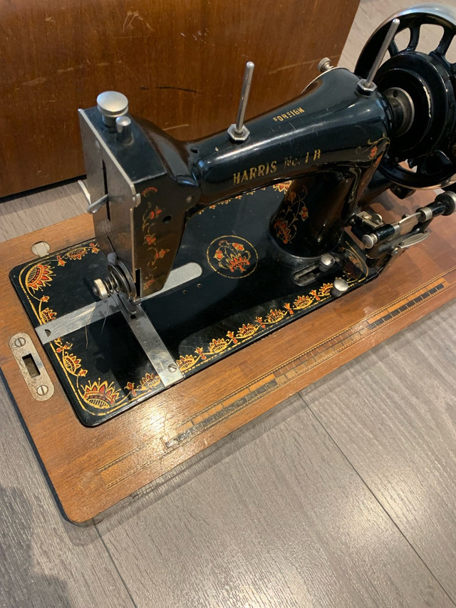 Antique 1920’s Harris No 1H table top sewing machine.  in Arts & Collectibles in Victoria - Image 3