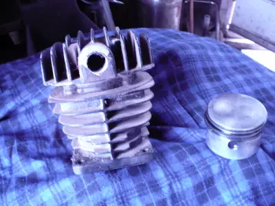 tete et cylindre et piston seulement ( cylindre coter gauche sur la photo ) base du compresseur est...
