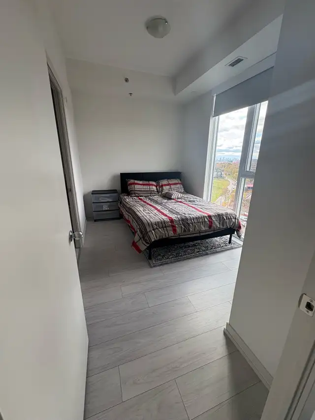 Cozy and comfortable room in Short Term Rentals in City of Toronto - Image 4