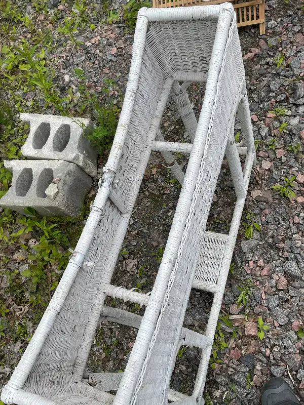 White Wicker Planter Plant Stand Indoor Outdoor Furniture Vintag in Patio & Garden Furniture in Sudbury - Image 4