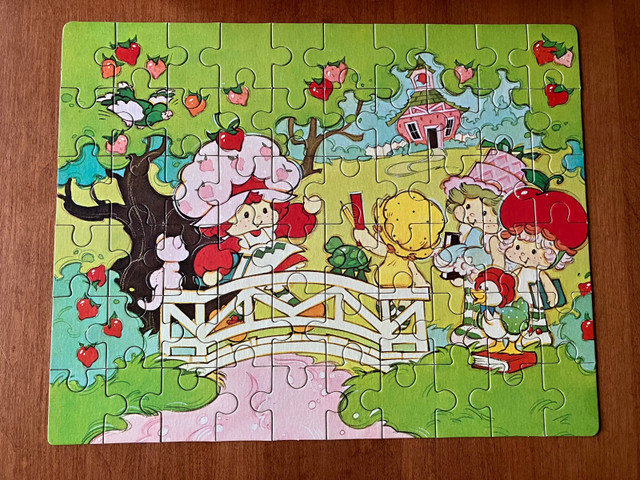 Vintage 60-Piece Strawberry Shortcake Puzzle by Parker from 1981 dans Jouets et jeux  à Ville de Montréal - Image 2