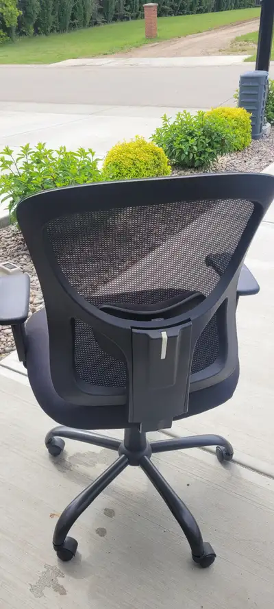 This pre-owned office chair features a breathable mesh backrest and a comfortable padded seat, perfe...