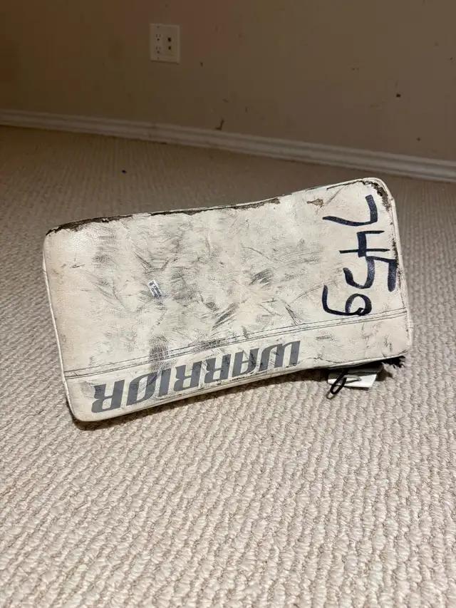 Warrior Ritual G2 Classic Pro Goalie Blocker + Extra XL Palm in Hockey in Oakville / Halton Region - Image 6