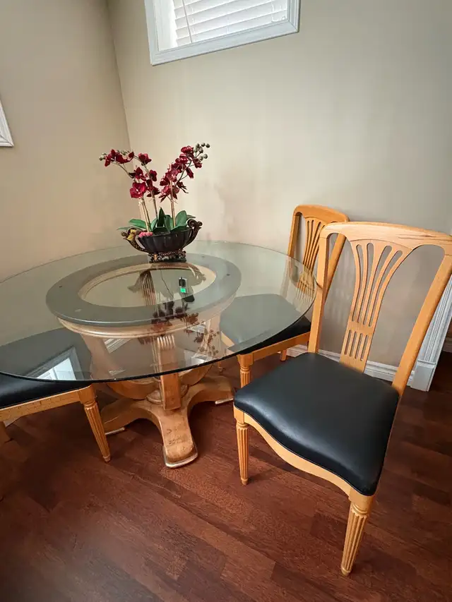 Glass Dining Table and 6 chairs in Dining Tables & Sets in Hamilton - Image 2