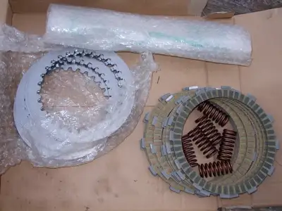 Fits bikes 1989 - 2001. The kit comes with a clutch cover gasket, as well folded in the picture).