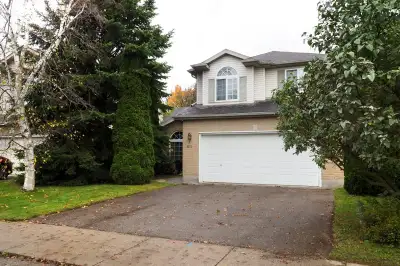 Newly renovated back to greenspace detached house rental