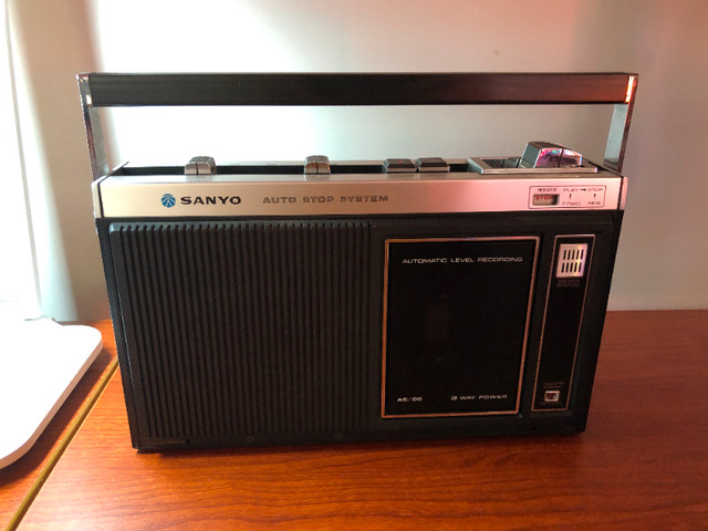 1970's Sanyo Cassette tape Recorder M-2109 in great condition. T in Arts & Collectibles in Vancouver - Image 2