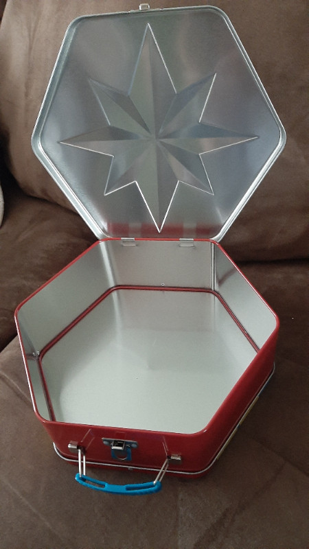 Captain Marvel Collectible Tin Lunch Box dans Art et objets de collection  à Sarnia - Image 2