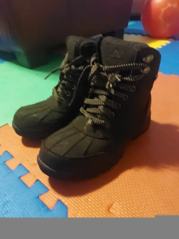 Monster boy's  snow suit size 12 and winter boots size 6 and 7 in Kids & Youth in Edmonton - Image 9