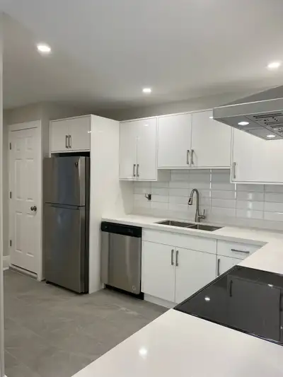 Spacious Yonge & Eglinton- 2 bedroom + den Renovated Upper Flo