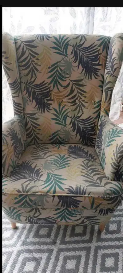 Ce fauteuil Ikea à oreilles arbore un motif tropical élégant et offre un confort exceptionnel pour v...