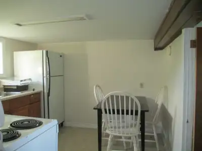 A basement room in student house near Mohawk for student rent