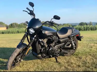 Lady ridden 2020 xg 750 street with only 6200 kms on it come with custom soft seat and factory seat,...