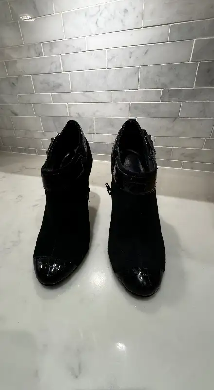 Woman’s boots in Women's - Shoes in City of Toronto - Image 2