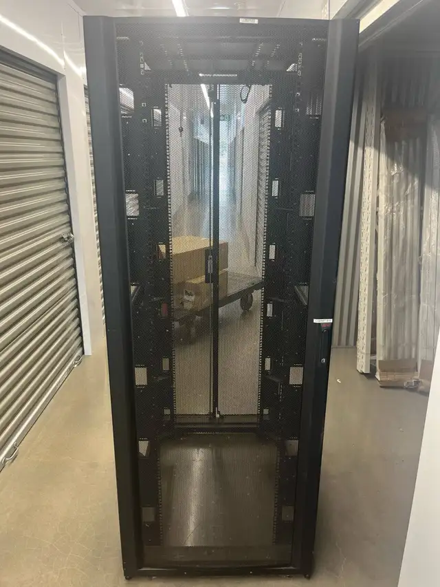 NetShelter racks APC 42U 77” Height63010223994113122