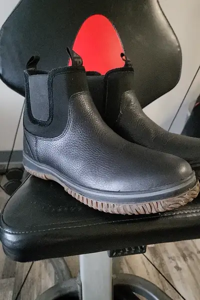 Men's size 10 Pajar "gravel pull up boots" Only worn once slightly too slim. $40 firm