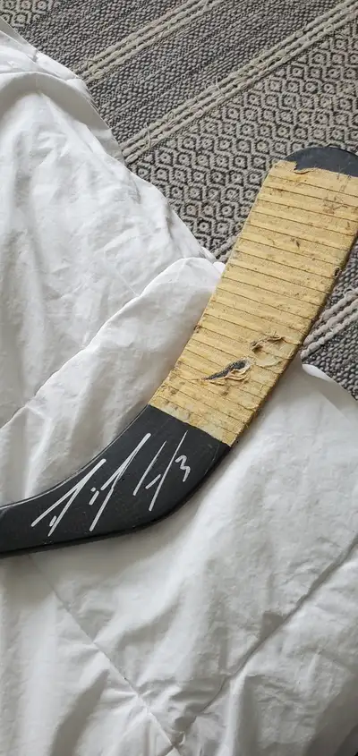Game used signed Dion Phaneuf Reebok 20k hockey stick 250$, View more