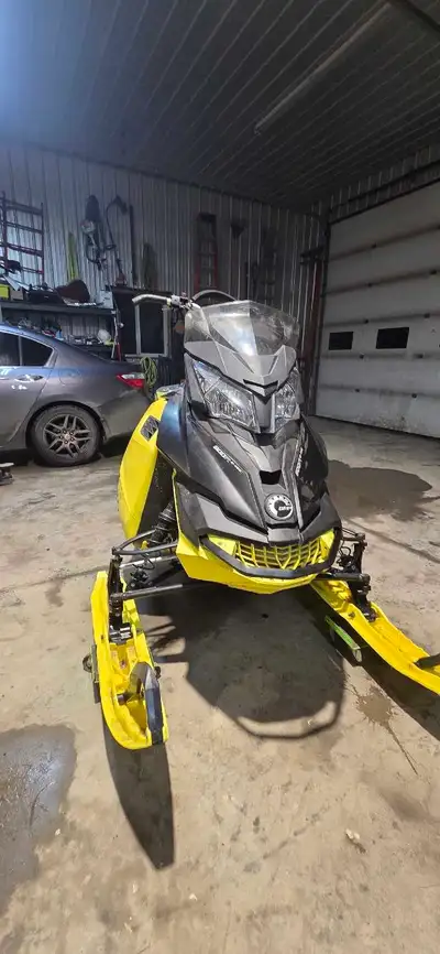 Selling my 2015 skidoo summit 800r e-tec 174'' 3'' revXM. Has only 3,833km. Top end rebuilt 100 km a...