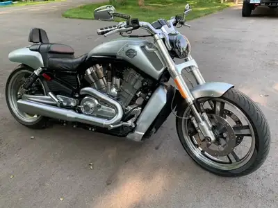 Selling a nice looking V-ROD Muscle Low mileage Vance & Hines dual pipes Brand new front tire, rear...