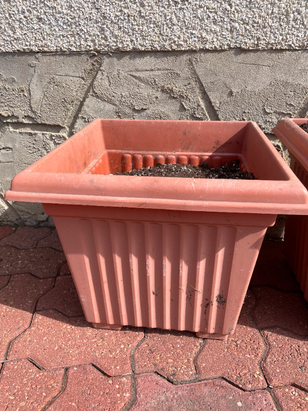 Outdoor Planters Plastic (13" x 13" Square) in Outdoor Décor in Edmonton - Image 3