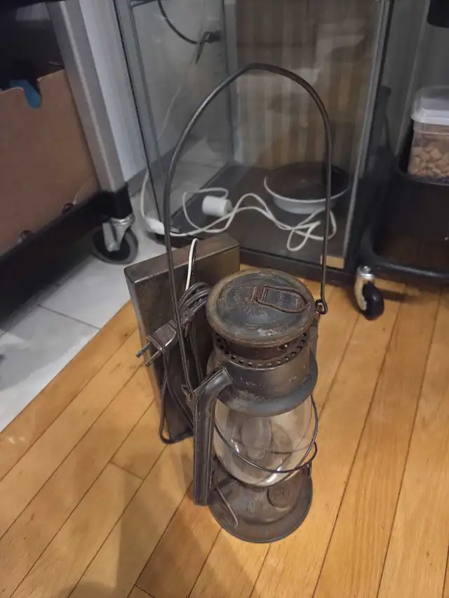 Vintage Lantern Lamp in Indoor Lighting & Fans in City of Toronto - Image 9