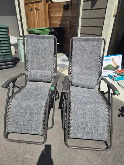 2 Zero Gravity chairs.