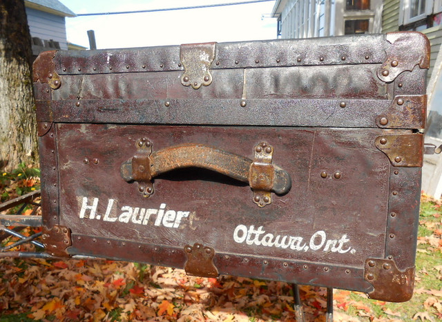 Vieux Coffre Malle de Voyage Antique - H. Laurier Ottawa Ont. in Arts & Collectibles in Sherbrooke - Image 3
