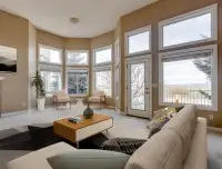Stunning 1600 SqFt end unit townhouse above Downtown Calgary