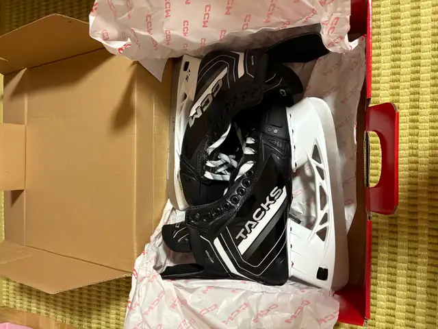 CCM TACKS VECTOR INTERMEDIATE HOCKEY SKATES in Hockey in Laval / North Shore - Image 3