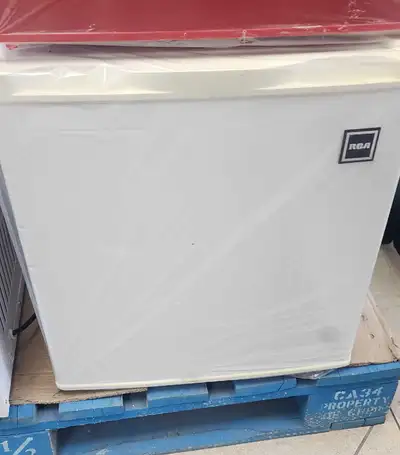 WHITE RCA 1.6 cu. ft. Retro Bar Fridge$70 - $80, View more
