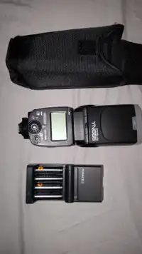 YN 685 Power Flash with 4 Rechargeable Batteries &amp; charger