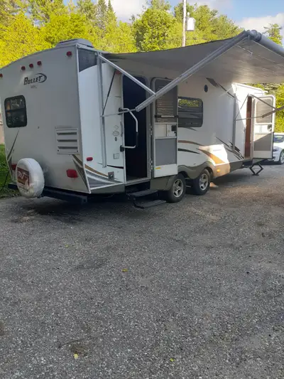 This 27 ft Bullet ultra lite trailer sleeps 6 -1 electric slide out- electric canopy, air conditioni...