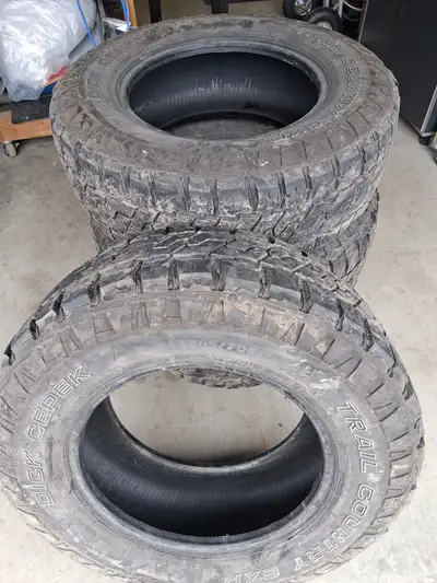 Je vends un ensemble de pneus Dick Cepek Trail Country EXP, de taille 265/70R17, parfaits pour votre...