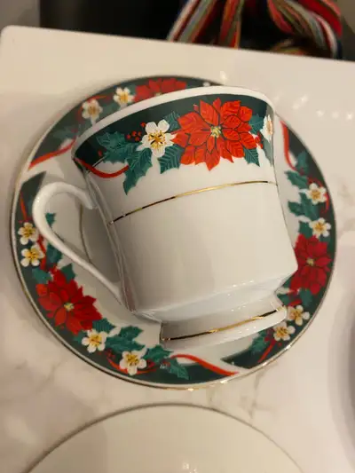 6 tea cups with saucers. Christmas poinsettia pattern. Never used