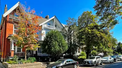 Gorgeous Bachelor Near College & Spadina