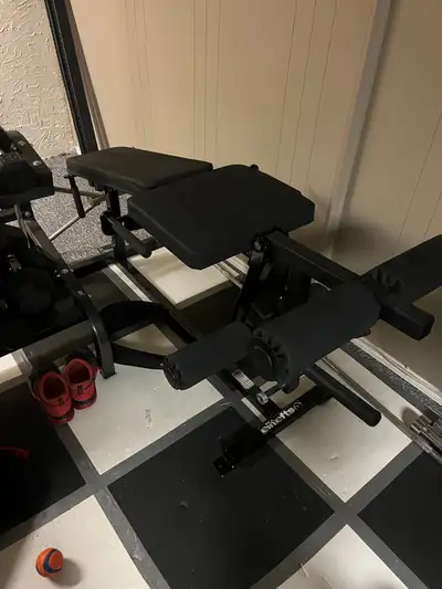 Ordered with the grippy texture option, this machine is plate loaded with adjustable leg pads. Has r...