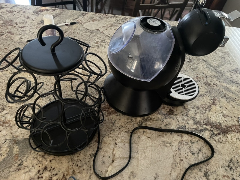 Nestle Dolce Gusto coffee maker and 30 nestle Dolce pod holders